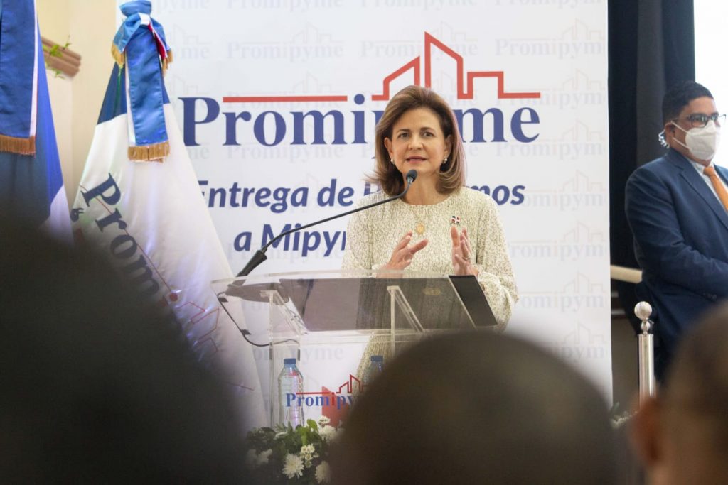Vicepresidenta Raquel Peña entrega 142 millones de pesos en préstamos a mipymes en Santo Domingo Oeste