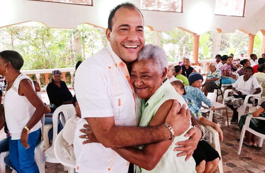 #VIDEO: Líder social Salvador Holguín dice que las preocupaciones de sus compueblanos dajaboneros también son suyas porque siempre ha estado al lado del pueblo y de su gente; afirma: “Llegó el momento de abrir los ojos para que no los vuelvan a engañar, ustedes saben quién es que le conviene a esta provincia Dajabón”