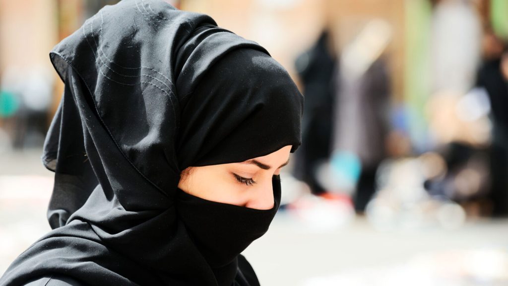 Autoridades de Irán prohíben la entrada de mujeres sin velo en museos y lugares históricos de ese país