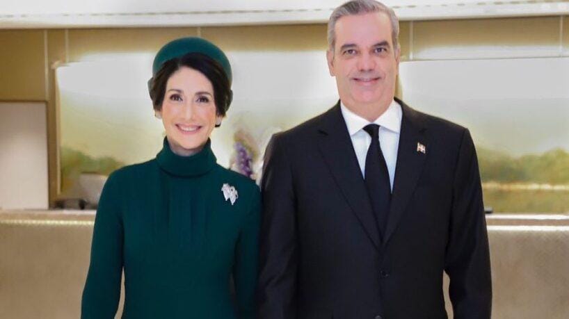 Críticos de moda posicionan al presidente Luis Abinader y la primera dama Raquel Arbaje entre los mejor vestidos de la coronación del rey Carlos lll