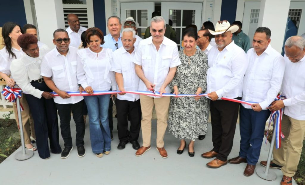 El presidente Luis Abinader inaugura varias obras en Monte Plata con una inversión que supera los RD$400 millones
