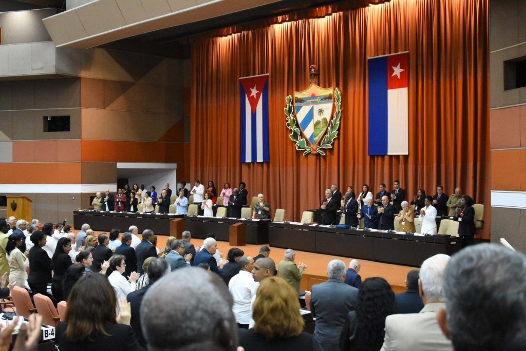 Parlamento cubano aprueba a unanimidad ley que regula los contenidos de los medios