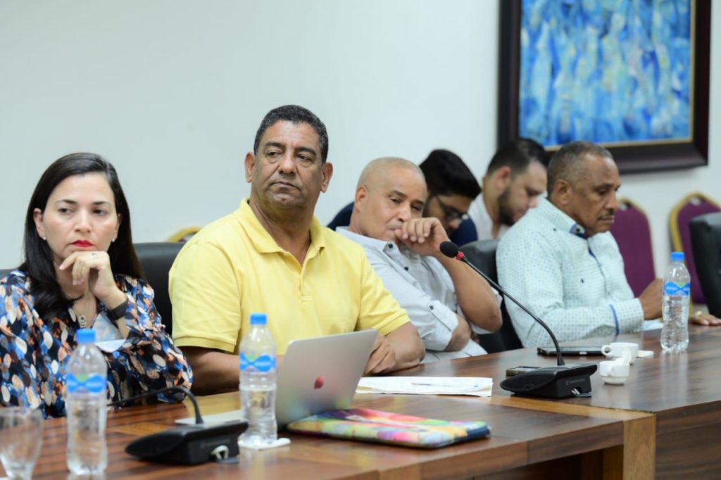 Candidato presidencial del PLD Abel Martínez y equipo de técnicos examinan acciones y metas de Programa de Gobierno