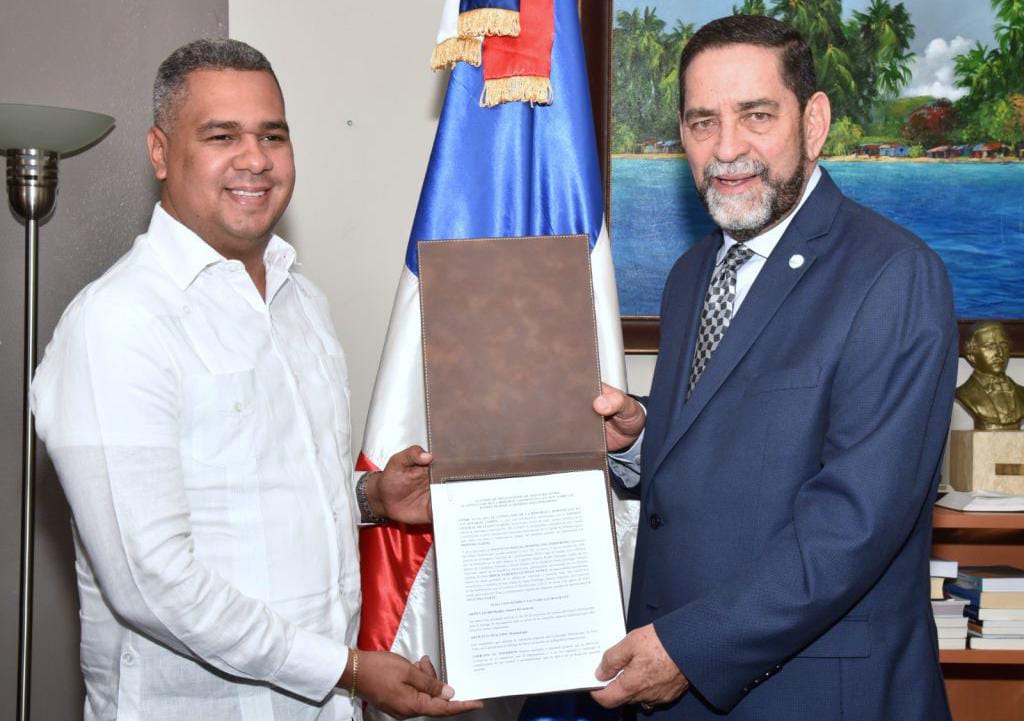 El consulado General de RD en NY y el INPOSDOM retoman convenio para envío de paquetería y documentos al país