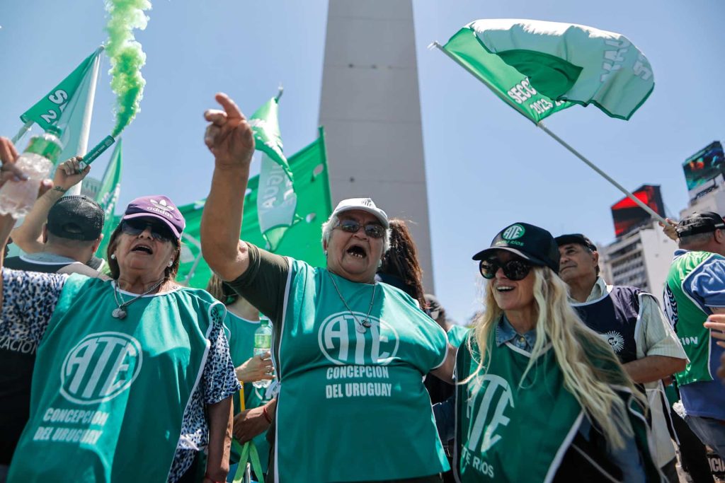 Empleados públicos de Argentina comienzan huelga de 36 horas tras recortes y bajos salarios