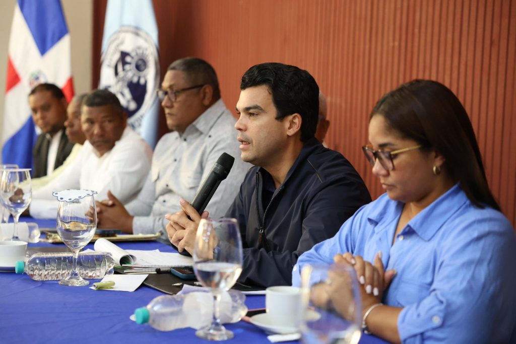 Titular de INAPA Wellington Arnaud sostiene reunión con líderes comunitarios de las provincias Elías Piña y San Juan; escucha sus necesidades