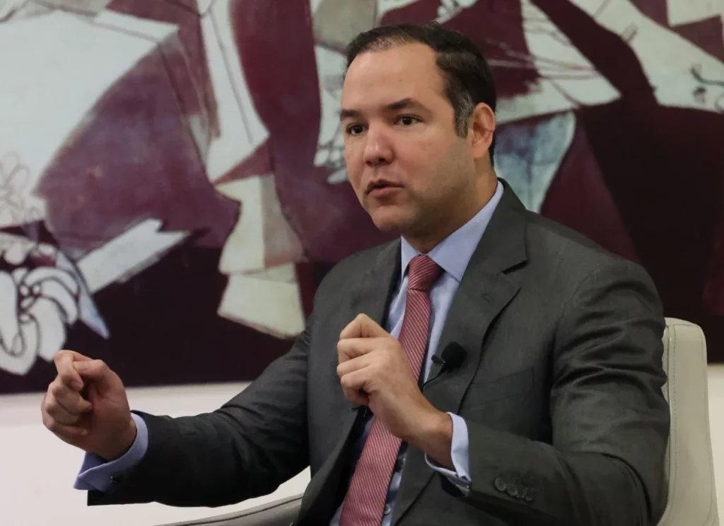 El secretario del PLD Johnny Pujols denuncia que el Gobierno dominicano manipula las encuestas