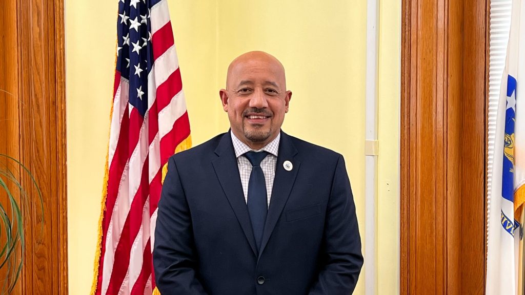 Comunidad dominicana marca la pauta en la reelección de Brian De Peña en Lawrence