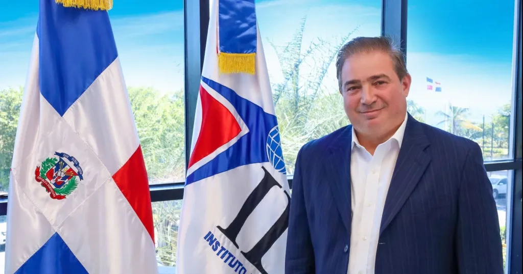 Salvador Holguín gratifica al presidente de la Junta de Aviación Civil por su apoyo a Hilando Fino en histórica transmisión desde París