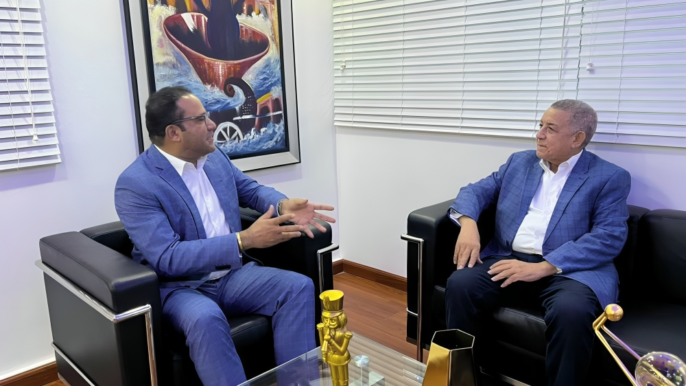 Salvador Holguín y el director de la Diecom, Félix Reyna protagonizan encuentro estratégico en el despacho del comunicador