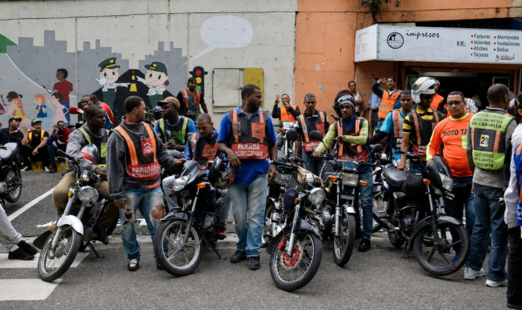 Gobierno dominicano pone mano dura: paradas de motoristas deberán tener licencia y permiso municipal obligatorio