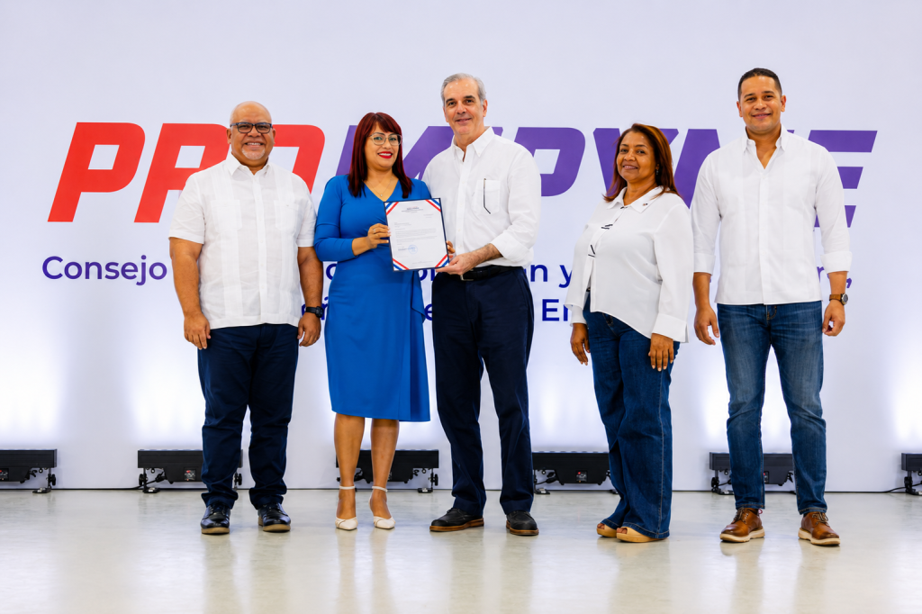 Presidente Abinader y director de Promipyme, Fabricio Gomez Mazara, otorgan RD 85 millones a 400 microempresarios y anuncian ampliación del Programa “Tu Firma es tu Garantía”