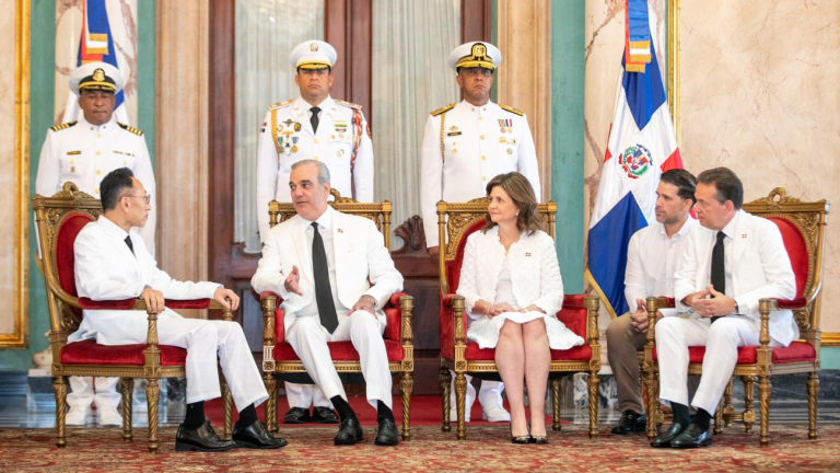 Presidente Abinader mantiene a Héctor Valdez Albizu como gobernador del Banco Central y a Clarissa de la Rocha como vicegobernadora