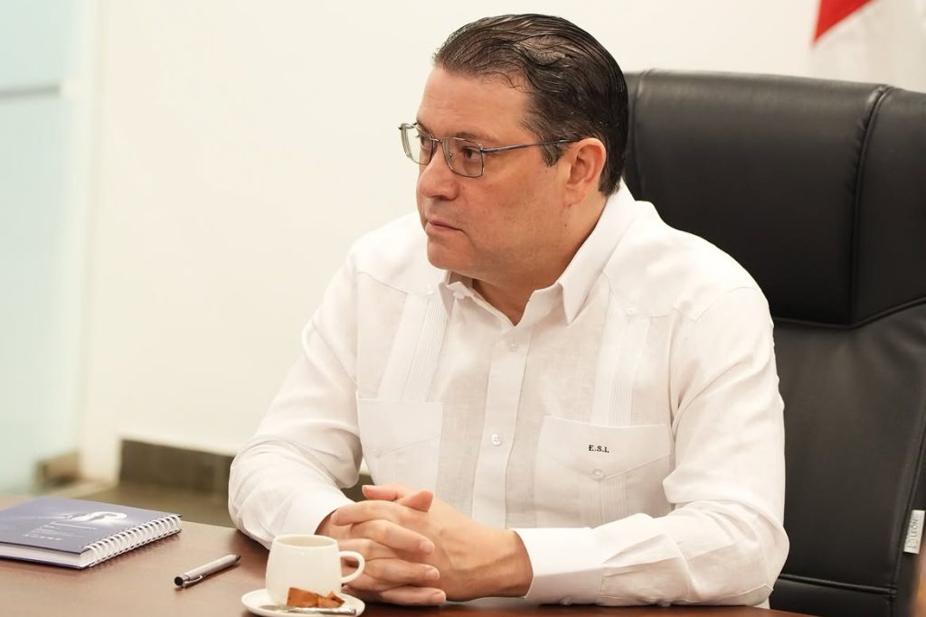 Ministro de Industria y Comercio, Yayo Sanz Lovatón, gestiona nuevas alianzas con Qualcomm para fortalecer la economía digital dominicana