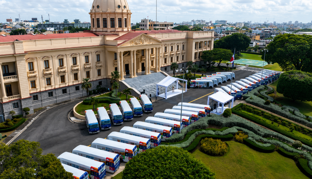 Presidente Abinader fortalece el transporte universitario con la entrega de 40 nuevos autobuses en beneficio de miles de estudiantes de todo el país
