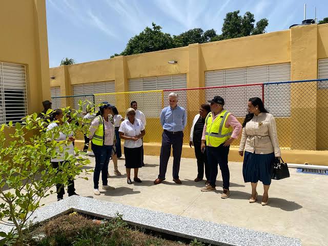 Ministro de Educación, Luis Miguel De Camps, inspecciona obras escolares en Dajabón y comunica entregas para septiembre