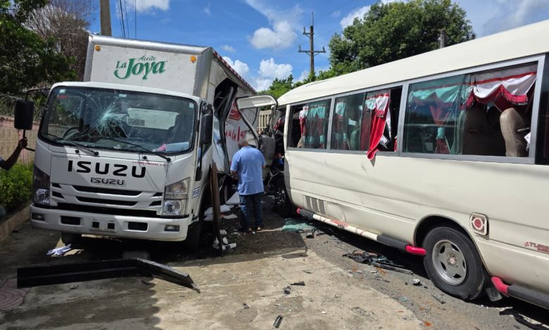 Aparatoso accidente en Hato Mayor: Autobús de la ruta Santo Domingo impacta contra un camión y causa ocho heridos